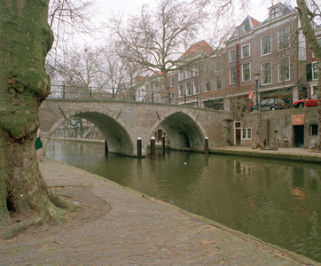 828209 Gezicht op de gerestaureerde Weesbrug te Utrecht, vanaf de werf aan de westzijde van de Oudegracht, naar het ...